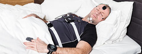 Schlafapnoe-Patient liegt im Bett Diagnose