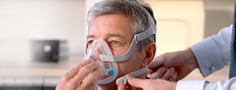CPAP-Therapie: Schlafapnoe-Patient bekommt eine CPAP-Maske angepasst