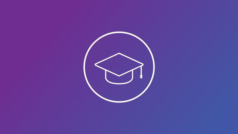 Symbol eines Akademie-Hutes vor einem violetten Hintergrund.