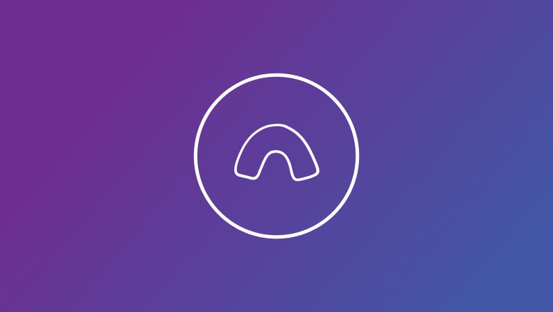 Symbol einer Unterkieferprotrusionsschiene vor einem violetten Hintergrund.