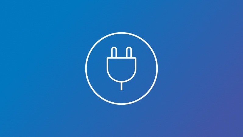 Blaues Icon mit weißem Stromstecker-Symbol