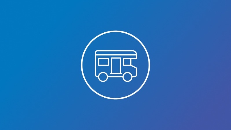 Blaues Icon mit weißem Wohnmobil-Symbol im Kreis.