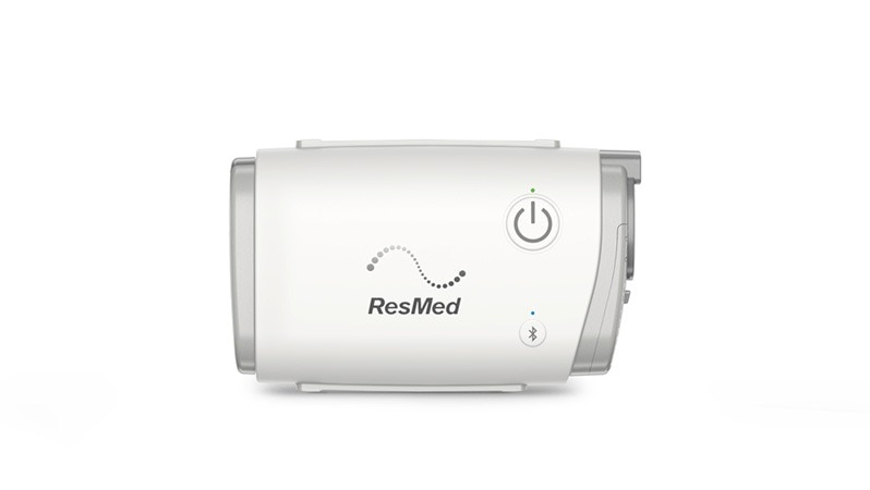 Kompaktes CPAP-Gerät für Reisen.