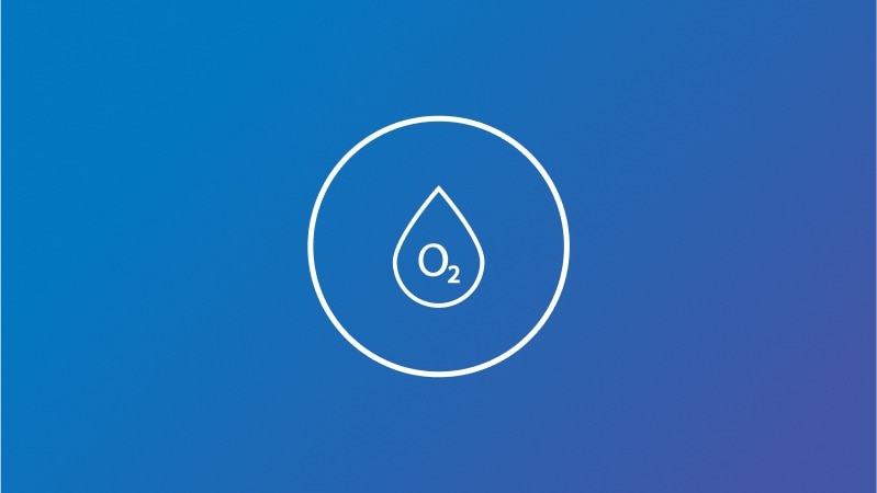 Symbol eines Wassertropfens mit "O2"-Text in der Mitte, das auf Sauerstofftherapie hinweist, auf einem blauen Hintergrund.