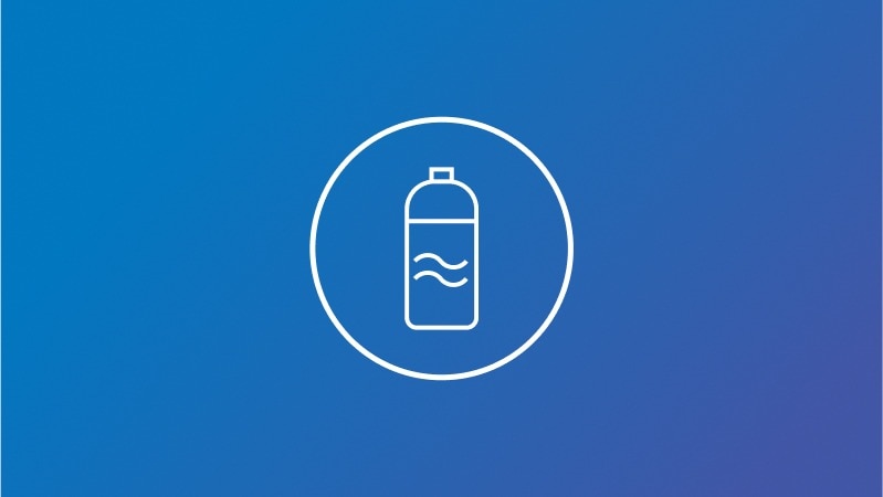 Abbild einer stilisierten Flasche mit wellenförmigen Linien, die eine Abfülleinheit symbolisiert, auf einem blauen Hintergrund.