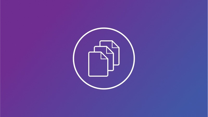 Mehrere übereinanderliegende Dokumentensymbole vor einem violetten Hintergrund.