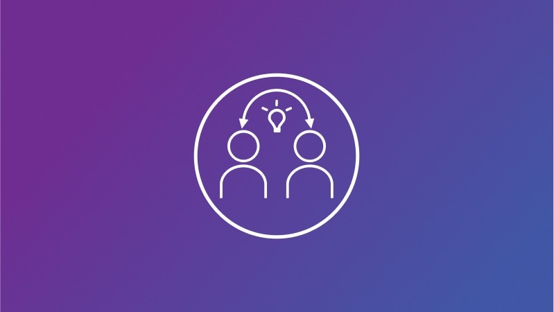 Zwei Personen-Symbole mit einer Glühbirne dazwischen, dargestellt auf einem violetten Hintergrund