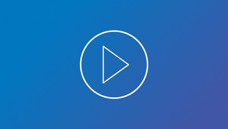 Ein Play-Icon auf einem blauen Hintergrund, das auf den Start einer Video- oder Informationssequenz hinweist.
