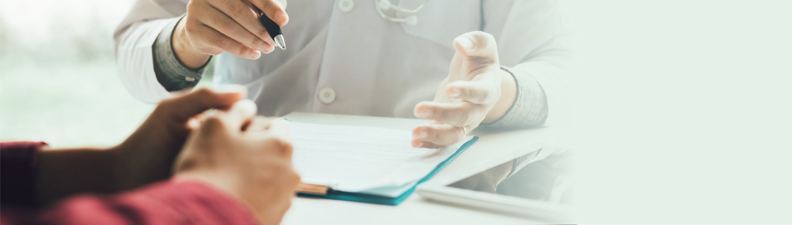 Arzt im Gespräch mit einem Patienten
