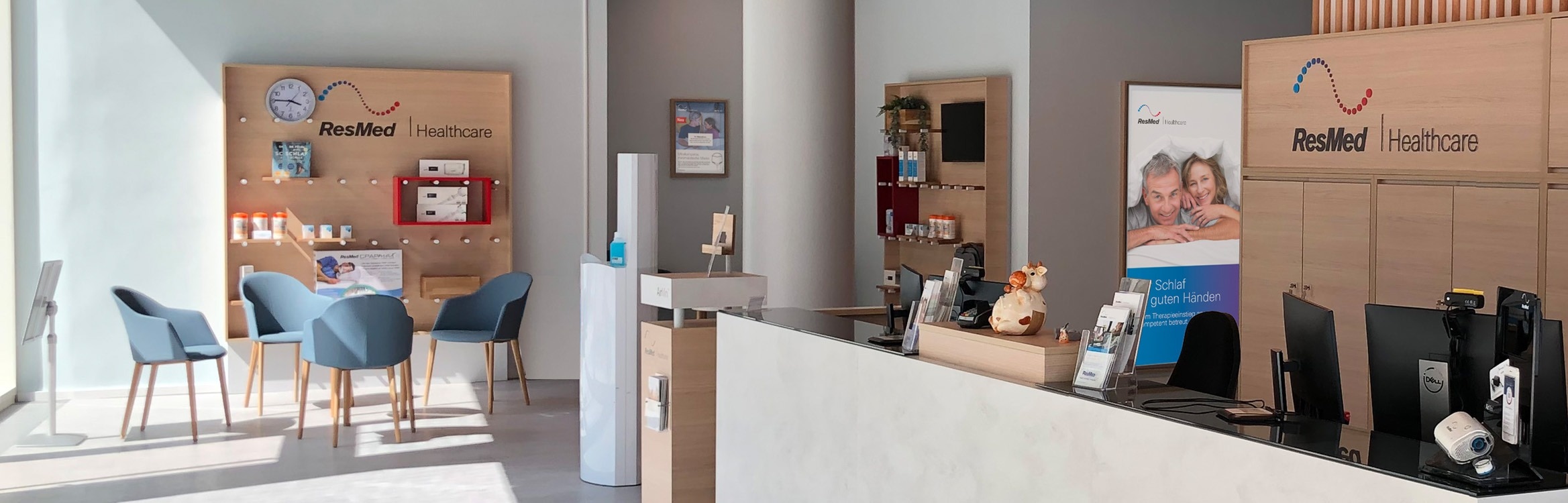 Innenansicht einer ResMed Healthcare Filiale mit Beratungstischen und Produktausstellung.